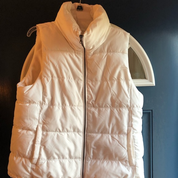 NWOT Old Navy White Puffer Vest - Picture 2 of 6